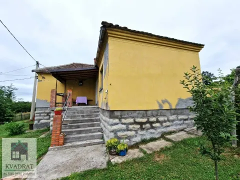 Pogled na spoljašnjost kuće sa dvorištem i stepeništem. - image 5