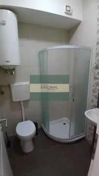 Manje kupatilo sa tuš kabinom, WC šoljom i bojlerom. - image 6
