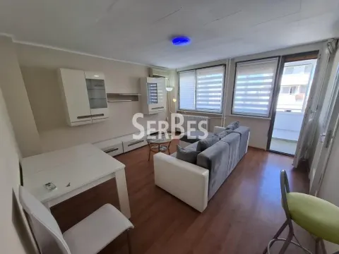 Dnevna soba sa garniturom, trpezarijskim stolom i izlazom na terasu. - image 2