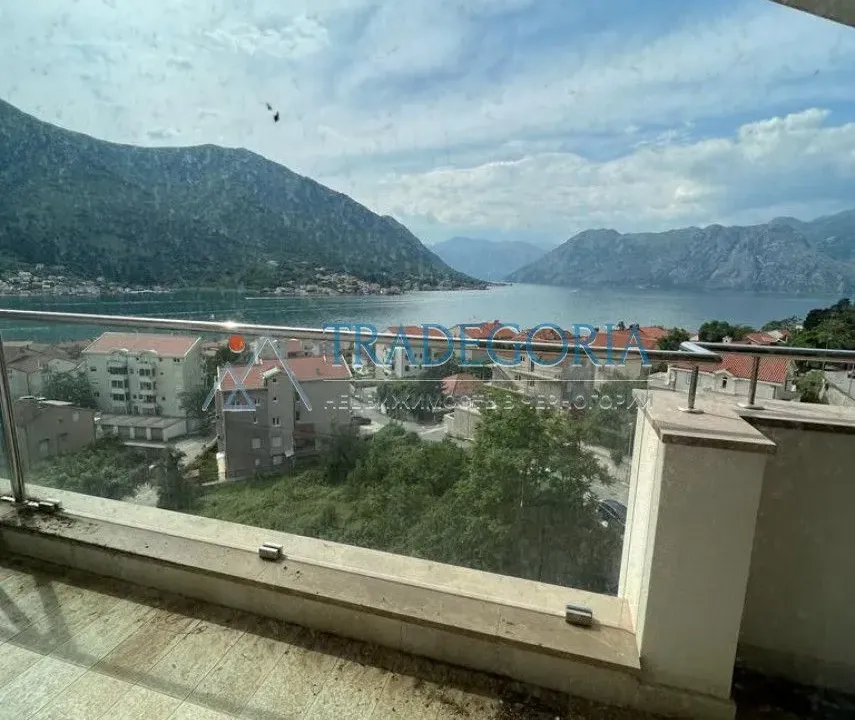 Prodaja, dvosoban stan, 108m², Dobrota, Kotor