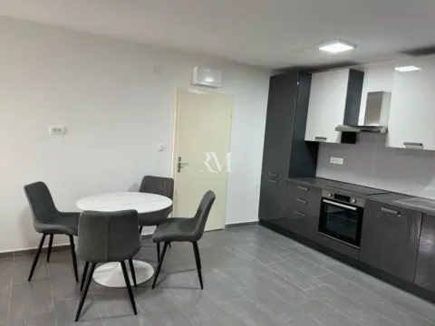 Izdavanje, garsonjera, 31m², Risan, Kotor - image 2