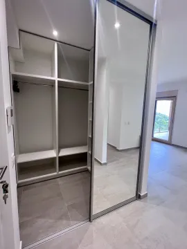 Ugradni plakar sa velikim ogledalom u sobi sa svjetlim podom. - image 4
