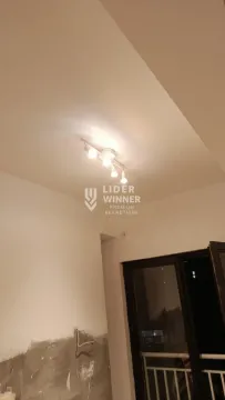Detalj enterijera sa plafonskom rasvetom i vratima koja vode na terasu. - image 10