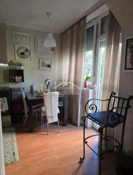 Trpezarija sa stolom, stolicama i izlazom na terasu. - image 12