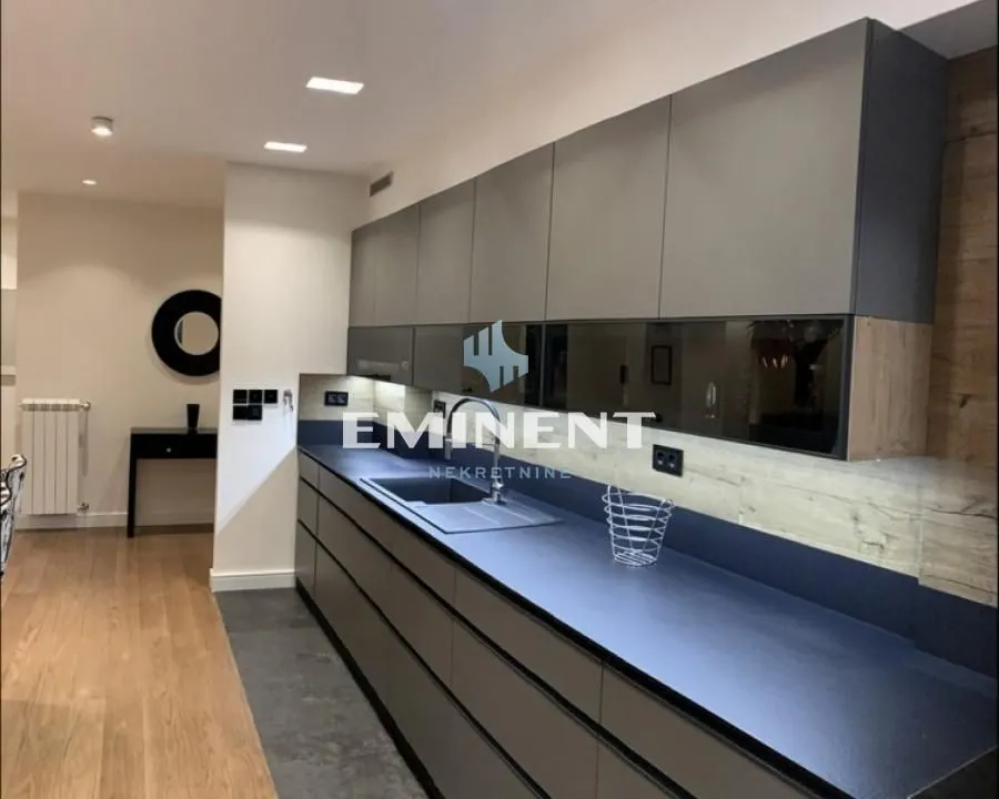 Izdavanje, trosoban stan, 93m², Stari Grad, Beograd