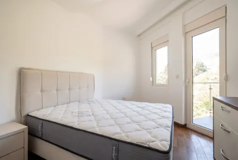 Svijetla spavaća soba sa bračnim krevetom i izlazom na terasu. - image 14