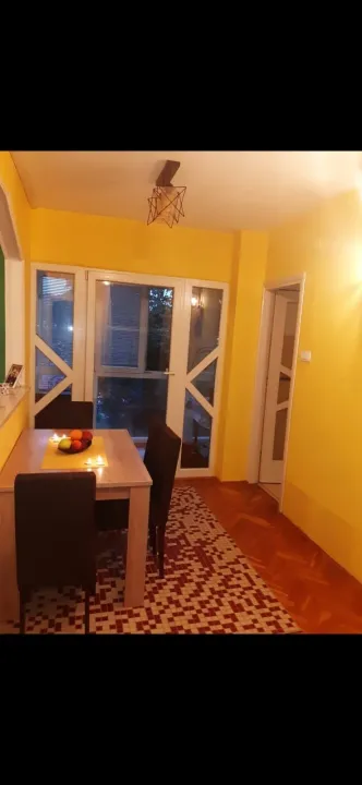 Izdavanje, dvosoban stan, 70m², Centar, Cetinje