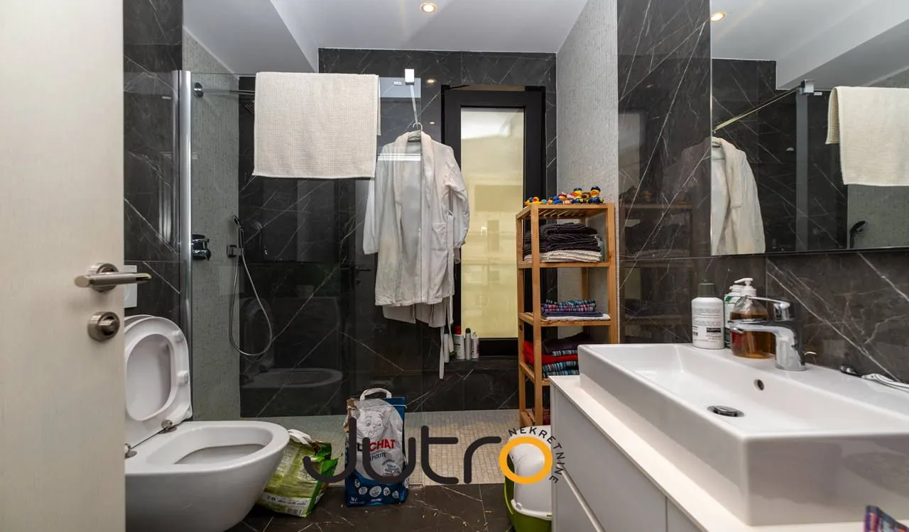 Izdavanje, trosoban stan, 142m², Zagorič, Podgorica