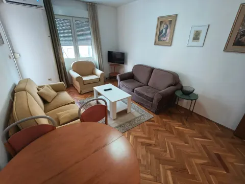 Dnevna soba sa garniturom, foteljom, stočićem i trpezarijskim stolom. - image 7