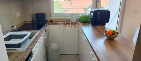 Pogled na manju opremljenu kuhinju sa prozorom i radnim elementima. - image 3