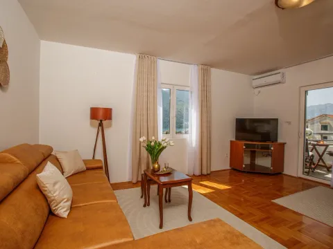 Rent, two bedroom apartment, 69m², Dobrota, Kotor - image 9