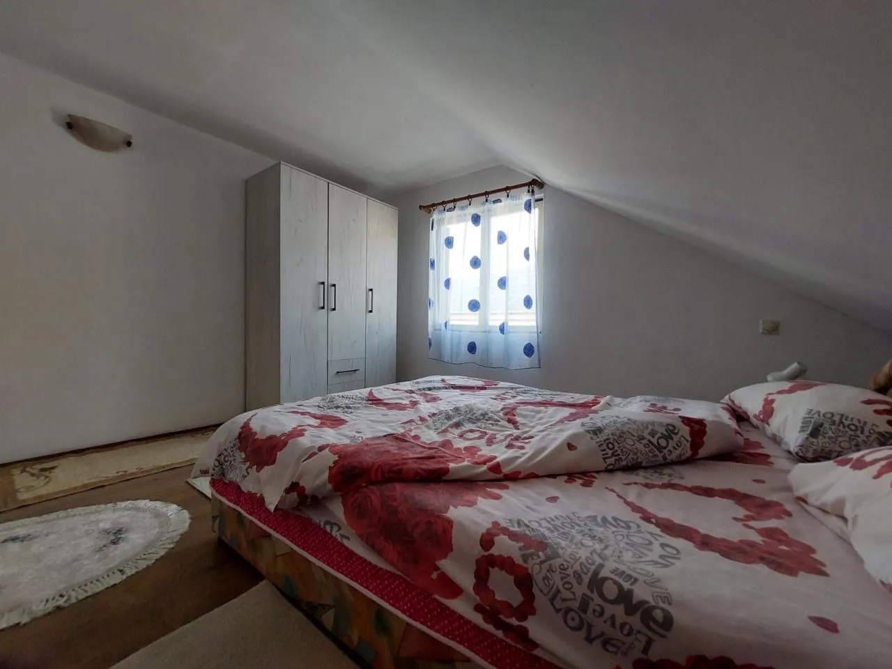 Izdavanje, dvosoban stan, 80m², Kalimanj, Tivat