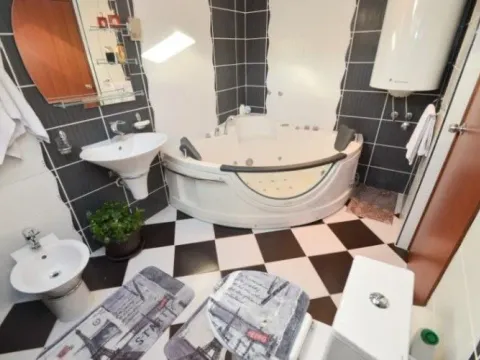 Prodaja, trosoban stan, 95m², Dobrota, Kotor - image 2