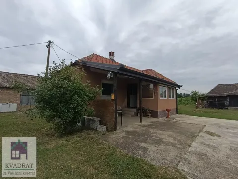Pogled na spoljašnjost kuće sa dvorištem i pomoćnim objektima. - image 2