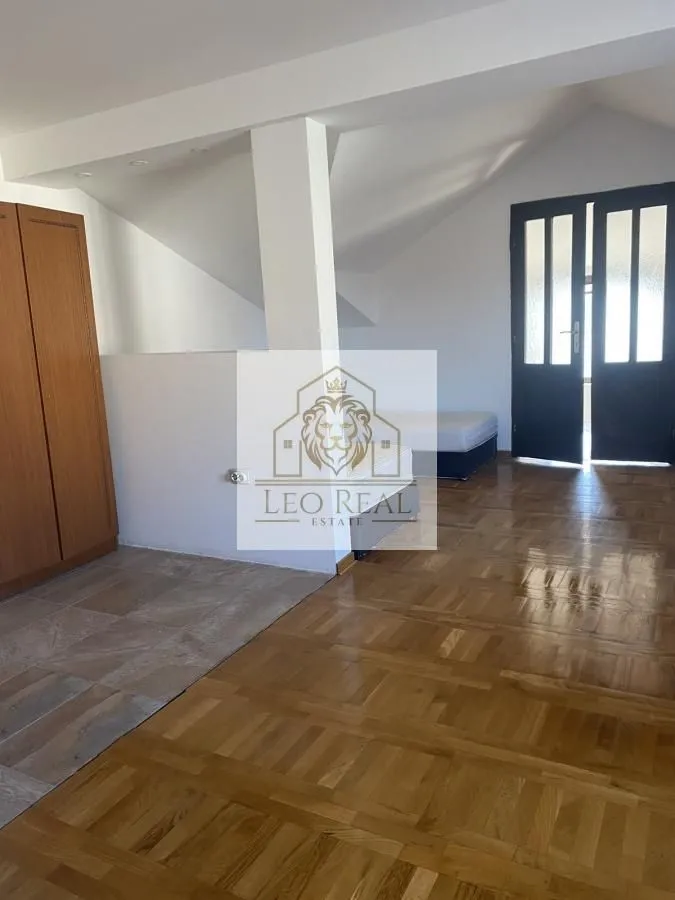 Izdavanje, kuća, 330m², Dobanovci, Surčin
