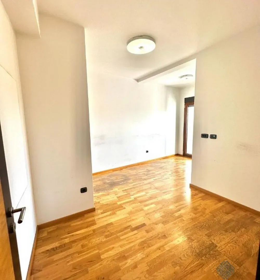 Izdavanje, poslovni prostor, 300m², Centar, Podgorica