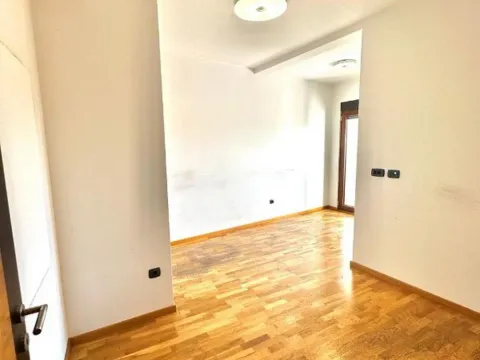 Izdavanje, poslovni prostor, 300m², Centar, Podgorica - image 13