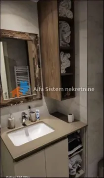 Kupatilo sa umivaonikom, ogledalom i zidnim ormarićem. - image 11