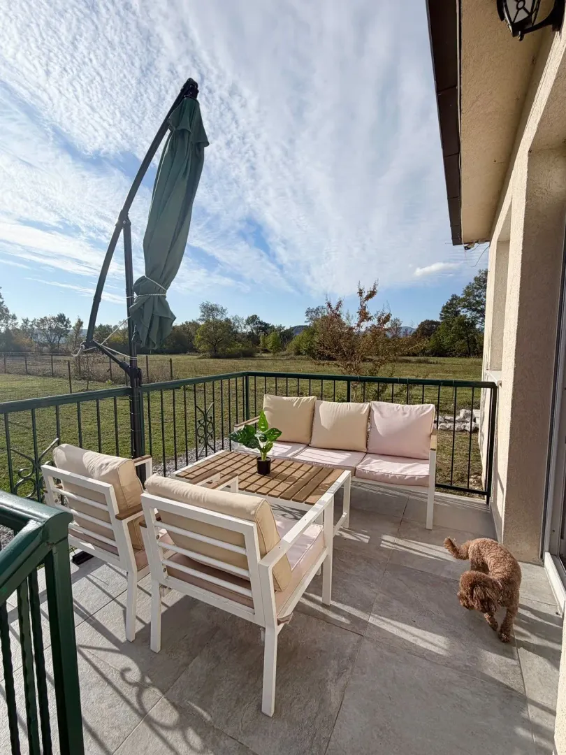 Furnished terrace with seating furniture and a nature view.