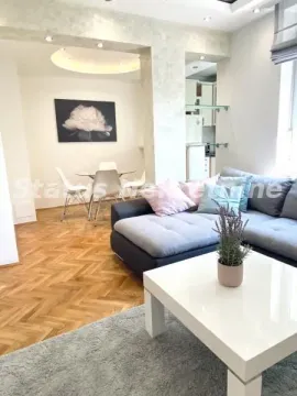Dnevni boravak sa garniturom, stočićem i trpezarijom u pozadini. - image 12