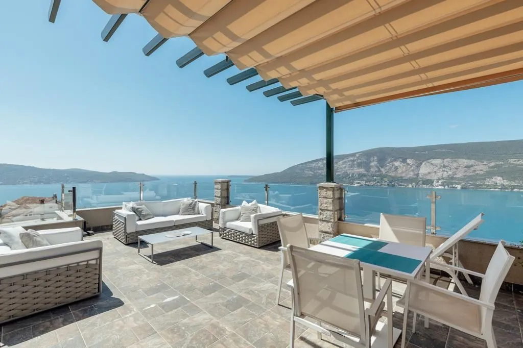 Izdavanje, trosoban stan, 200m², Herceg Novi, Crna Gora