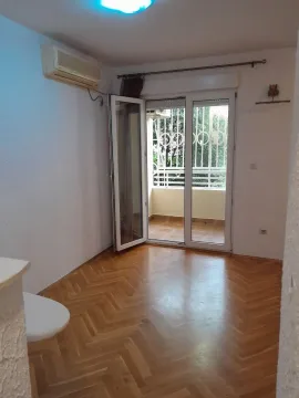 Prazna soba sa parketom i izlazom na terasu. - image 13