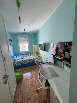 Dečja soba sa krevetom i radnim stolom. - image 10