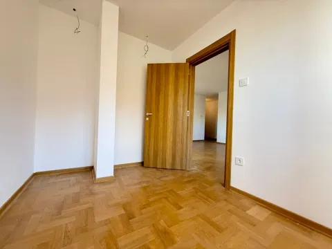 Prazna soba sa parketom i drvenim vratima. - image 10