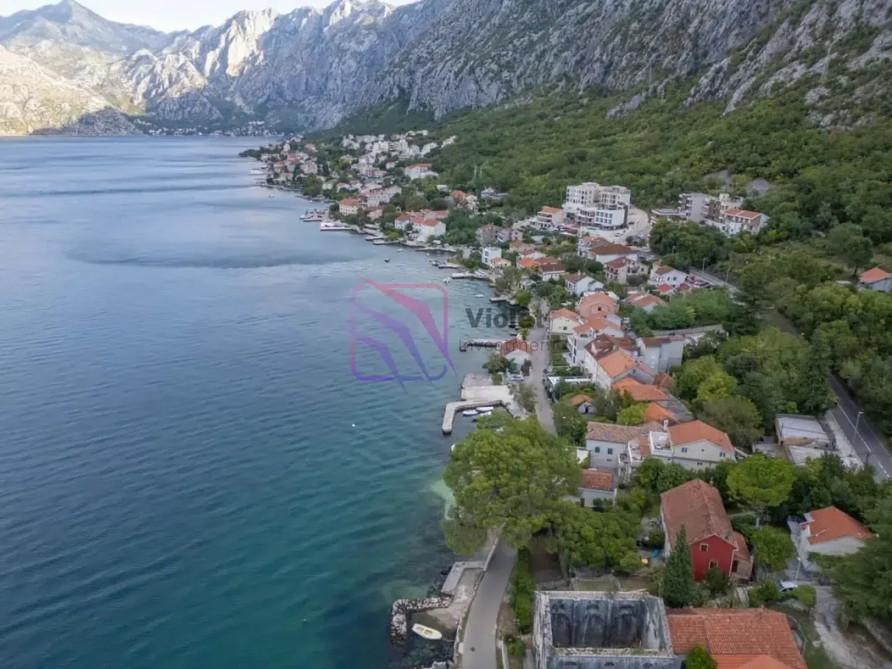 Pogled iz vazduha na obalu i planine.