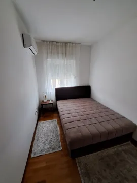 Svijetla spavaća soba sa bračnim krevetom i klima uređajem. - image 19