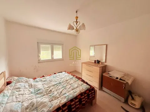 Namještena spavaća soba sa bračnim krevetom i komodom. - image 3
