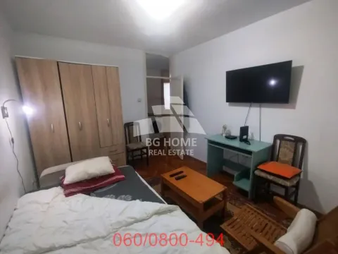 Nameštena spavaća soba sa krevetom, garderoberom, radnim stolom i televizorom na zidu. - image 10