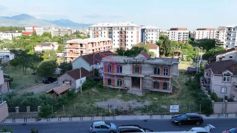 Pogled iz vazduha na kuću u izgradnji i okolno naselje sa zgradama. - image 5