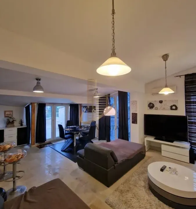 Izdavanje, trosoban stan, 75m², Savski Venac, Beograd