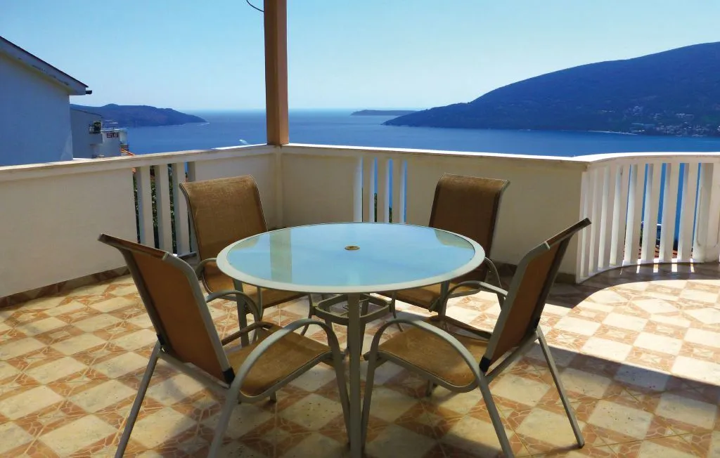 Izdavanje, jednosoban stan, 80m², Topla, Herceg Novi