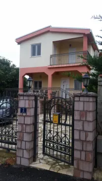 Pogled na dvorište i fasadu dvospratne kuće sa ogradom. - image 6