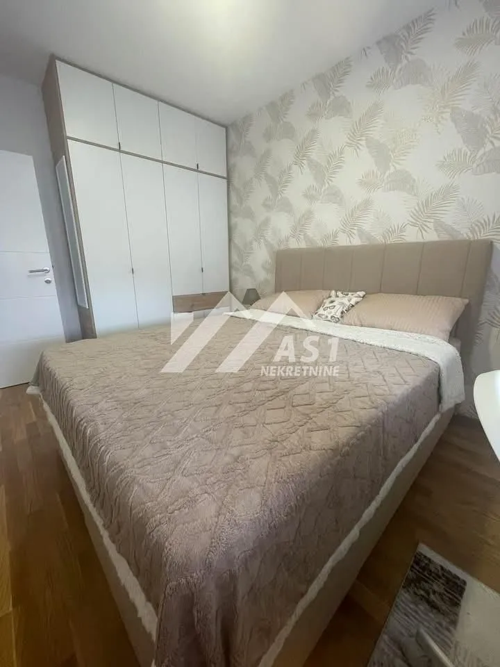 Spavaća soba sa bračnim krevetom i ugradnim ormanom.