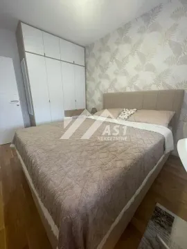Spavaća soba sa bračnim krevetom i ugradnim ormanom. - image 5
