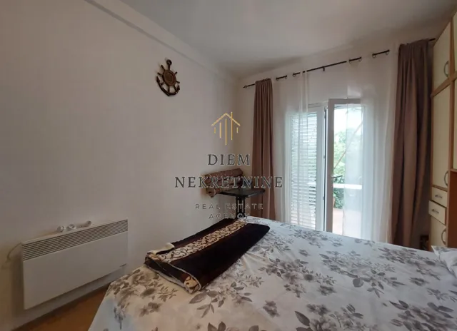 Izdavanje, dvosoban stan, 70m², Škaljari, Kotor