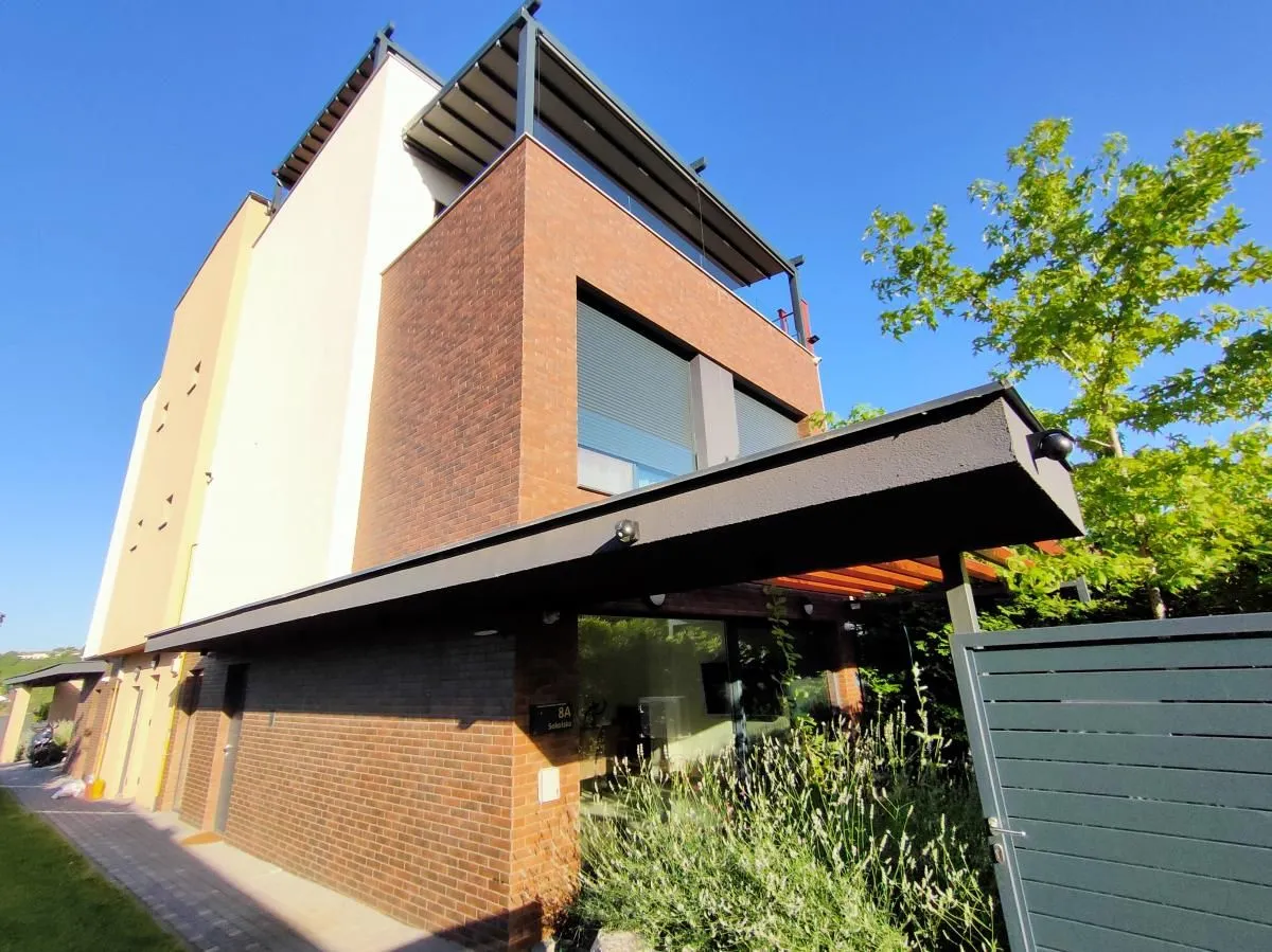 Izdavanje, kuća, 230m², Sremska Kamenica, Petrovaradin