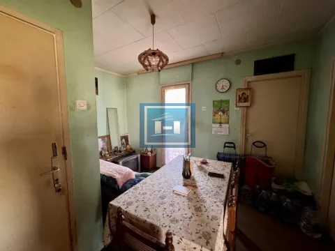 Manja trpezarija sa stolom, stolicama i vratima koja vode u druge prostorije. - image 3