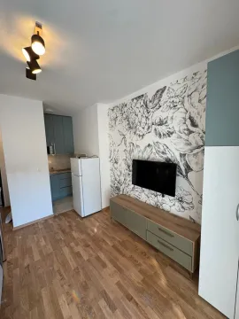 Living room with a TV unit and floral wallpaper. - image 4