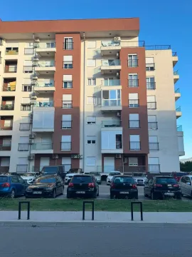 Spoljašnji izgled višestambene zgrade sa parkingom ispred. - image 6