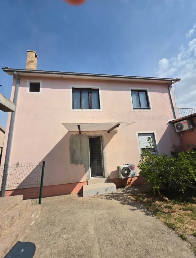 Prodaja, kuća, 200m², Zelenika, Podgorica