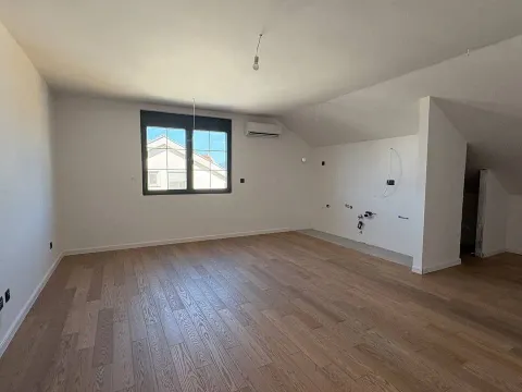 Prodaja, trosoban stan, 101m², Tivat, Crna Gora - image 1