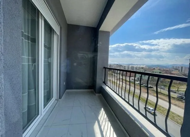 Natkriveni balkon sa pogledom na ulicu i grad.