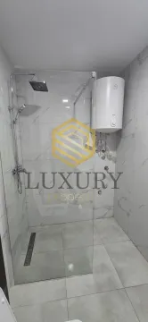 Moderne kupatilo sa tuš kabinom i bijelim pločicama. - image 4