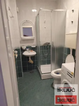 Kupatilo opremljeno tuš kabinom, umivaonikom i veš mašinom. - image 4