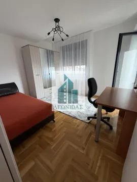 Nameštena spavaća soba sa krevetom, garderoberom i radnim stolom. - image 15