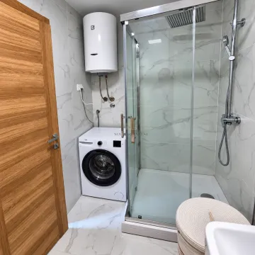 Kupatilo sa tuš kabinom, veš mašinom i bojlerom. - image 10